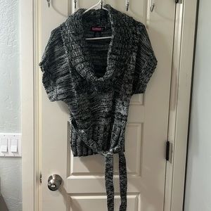 Short sleeve sweater top.